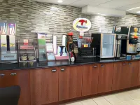 Super 8 by Wyndham Bradenton Sarasota Area - breakfast
