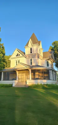 Oaklawn Inn Hotels in Menomonie
