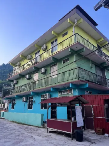 停泊島蘇里亞 鄰近長沙灘的酒店