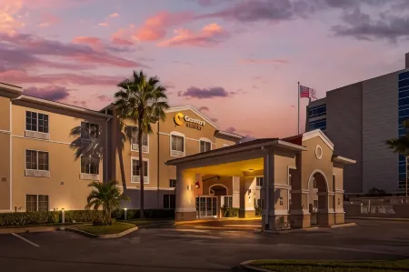 Comfort Suites Downtown Отели в г. Фэрвью-Шорс