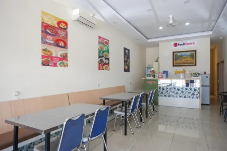 RedDoorz Plus @ Losari Makassar
