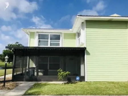 Beautiful 2/2 townhome across from world class Lake Okeechobee Bass fishing !