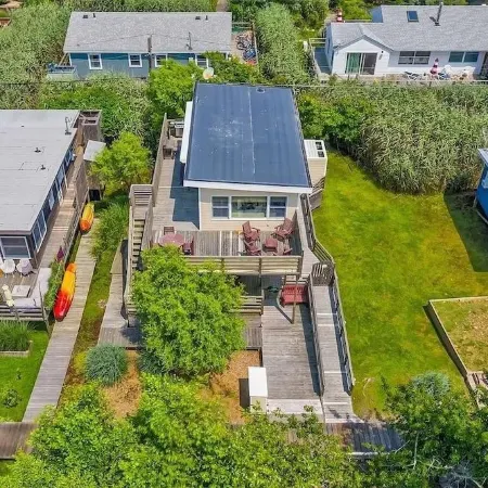 Charming Fair Harbor 3br steps to ocean, sunset view, WiFi, A/C, outdoor shower.