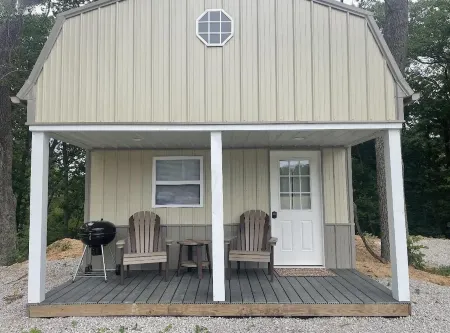 Tan cabin close to University of Central Missouri and Whiteman AF Base Отели в г. Johnson County