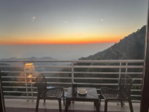 Vansathli I Near Mall Road Kasauli I Open Garden & Rooftop I by Humble Stay Villa