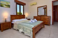 Family Villa Short Walk to Coral Bay Strip (5 Min) and Pub, Shops Etc - 3-Star