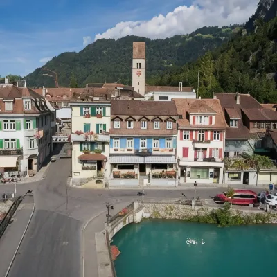 The Aarburg Hotel & Café Отели рядом с достопримечательностью «Музей «Кунстхаус Интерлакен»»