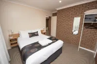 Jacaranda Holiday Units Hotels near Swan Hill Railway Station