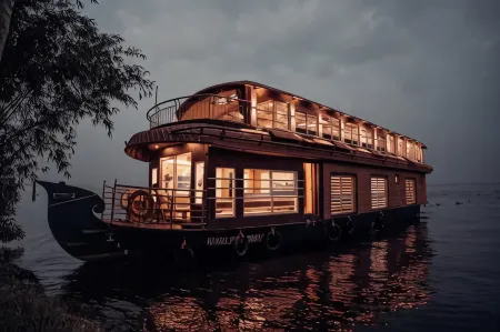 Upper Deck Boathouse Отели рядом с достопримечательностью «India Vacationz Houseboats Alappuzha»