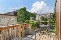 Chic Haven - Private Deck, Shared Patio, in Downtown