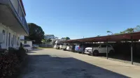 Tower Court Motel - parking