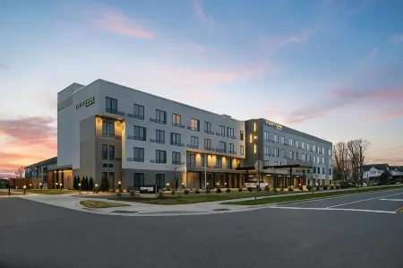 Courtyard Charlotte Steele Creek Отели рядом с достопримечательностью «Piedmont Prairie Trail - McDowell Nature Preserve»