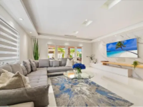 Sunshine Villa 6Br w/Swimming Spa/Games/Chill Yard Hotels in Hialeah