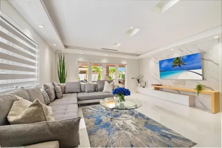 Florida Retreat 6BR Pool Jacuzzi & Game Haven