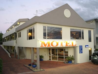 Baycourt Lakefront Motel