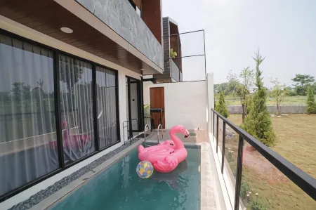 Ubu Villa Alston in Yogyakarta Отели в г. Ngemplak