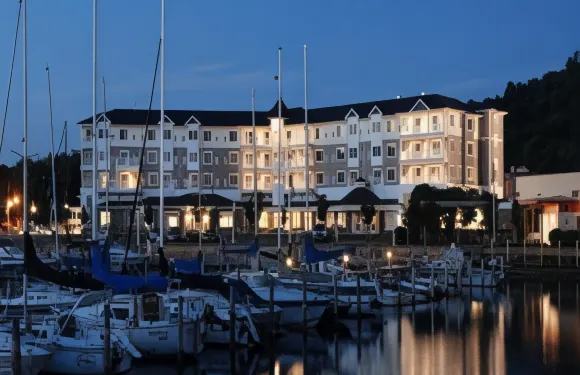 沃特金斯格倫海港酒店