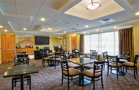 Holiday Inn Express & Suites West Long Branch - Eatontown Отели рядом с достопримечательностью «Long Branch Beach»