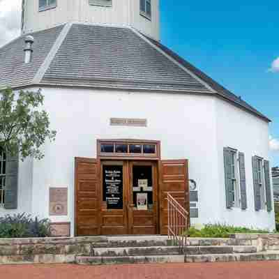 Cozy apartment outside of town - close to ALL of the best the area has to offer Hotel Exterior