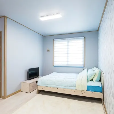 Seogwipo Yuchaekkotgire Meomunsigan Pension 鄰近活力迷宫的酒店