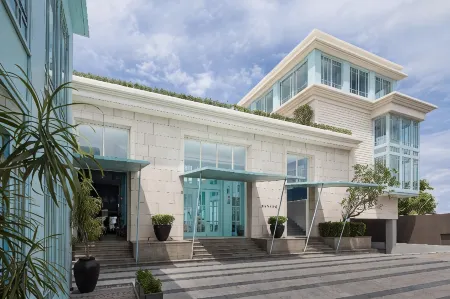 Kanvaz Village Resort Seminyak Отели рядом с достопримечательностью «Villa Ombak Biru»