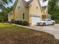 Luxury 5-bedroom house in Cedar Point with AC, WiFi, hotub, private yard & more! シダー・ポイントのホテル