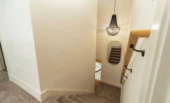 The Aniston; Brand new home in downtown New Albany minutes away from Louisville!