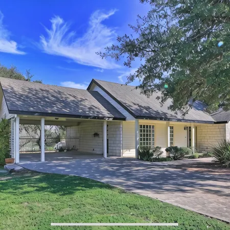 Charming 3-bedroom house with AC, WiFi. Walk to down town historic Boerne Tx