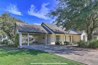 Charming 3-bedroom house with AC, WiFi. Walk to down town historic Boerne Tx