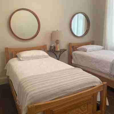 Charming Victorian Cottage - historic district. Nice view, quiet neighborhood. Rooms