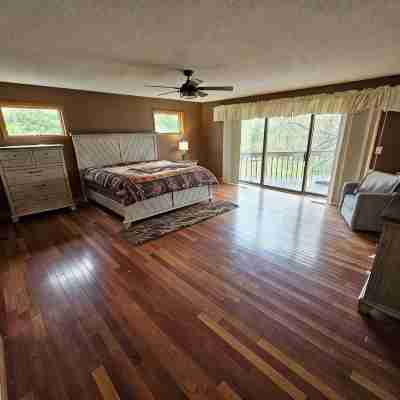 Breathtaking views of Bald Knob Cross, just 2 minutes from Walkers Bluff Casino! Rooms