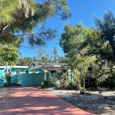 Walk to Beach/Village, Heated Saltwater Pool, Strong WiFi