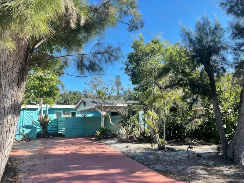 Walk to Beach/Village, Heated Saltwater Pool, Strong WiFi
