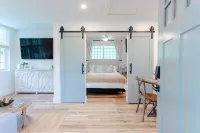 1 Bedroom Coastal Retreat in the Heart of Mount Pleasant - Homestays
