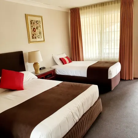 McNevins Warwick Motel