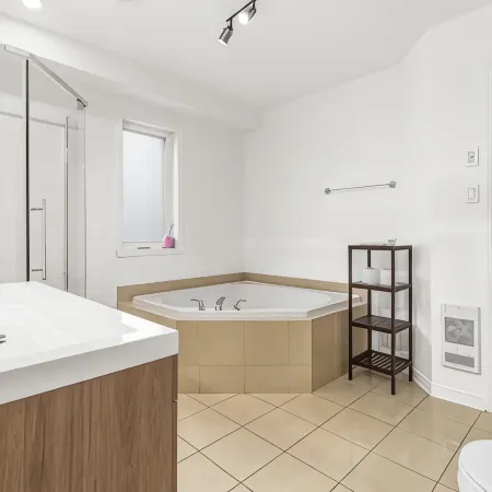 Lovely 2-bedroom Apt. in DIX30 close to DT