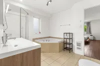 Lovely 2-bedroom Apt. in DIX30 close to DT
