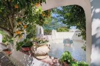 House with Private Courtyard 200 m from the Cliffs - Perheystävällinen