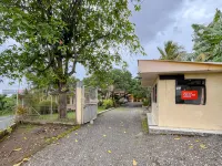 RedDoorz Casa Delray Syariah at Pantai Pelabuhan Ratu Hotels in Cisolok