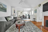 Charming 3-Bedroom Apartment in Watertown + WiFi, Parking & 30+More - 무료 와이파이