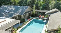 3BR secluded gem w/ pool, minutes to beaches/marinas, walk to town & restaurants - Pools