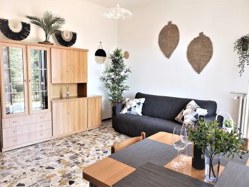 Charming Perledo Retreat with Lake View, Balcony & Parking - 2 stelle