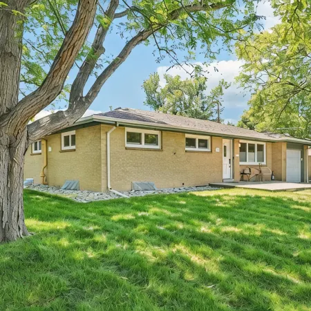 Cozy Pet & Family-friendly fully fenced beautiful backyard