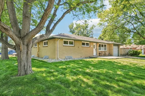 Cozy Pet & Family-friendly fully fenced beautiful  backyard