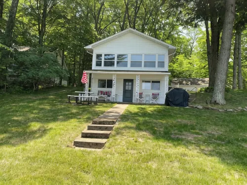 Idyllic 3-Bedroom Lake Front Cottage on Ford Lake - 3 stjerner