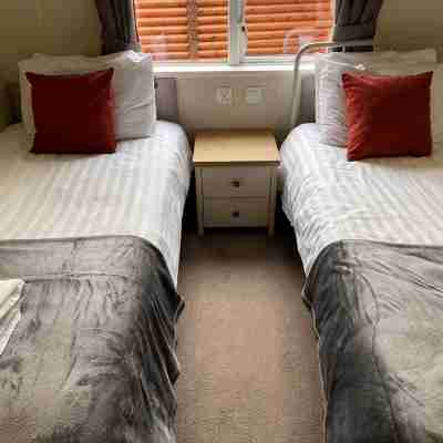 Beautiful 3 bedroom lodge with hot tub in stunning Northumberland Rooms