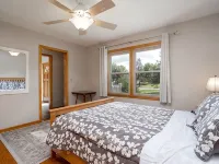 Manor on the River,  5,000 SQFT, Hot Tub & Kayaks Hotels in Champlin
