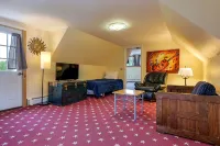 Spacious 1 Bedroom Apt w/King Bed Full Kitchen & Bathroom