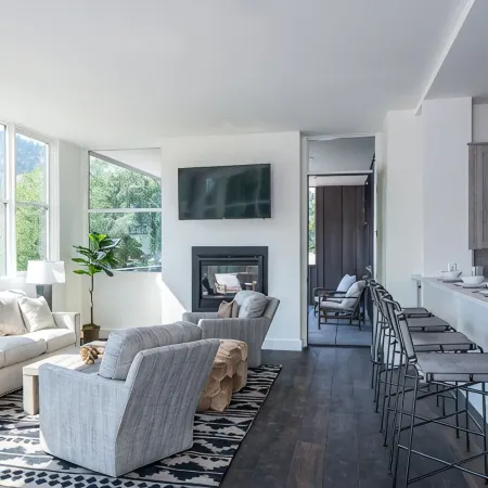 Luxury 3 Bedroom Condo Amazing Views & Unbeatable Downtown Location