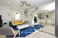 Stylish Mid-Century Modern Private Studio Blocks from UF and Stadium! - 발코니